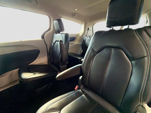 Used 2023 Chrysler Pacifica Touring-L image 25