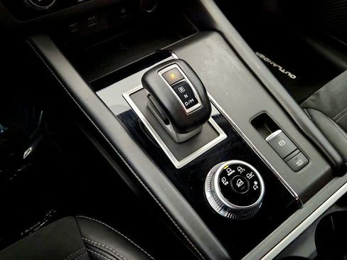 Used 2022 Mitsubishi Outlander SE image 16