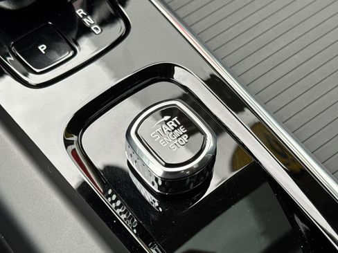 Used 2025 Volvo XC60 B5 Core w/ Protection Package Premier image 25