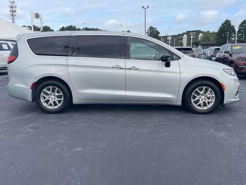 Used 2026 Chrysler Pacifica Select FWD image 8