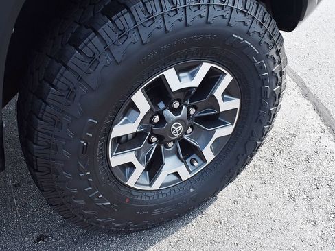 Used 2016 Toyota Tacoma TRD Off-Road w/ Towing Package AWD/4WD image 9