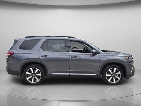 Certified 2025 Honda Pilot Touring image 3