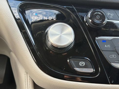 Used 2022 Chrysler Pacifica Limited FWD image 19