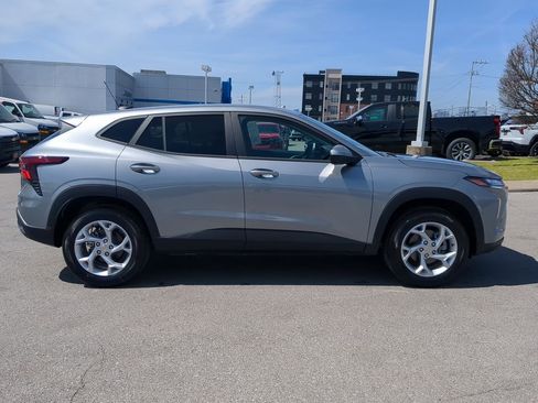 New 2026 Chevrolet Trax LS w/ LS Convenience Package FWD image 9