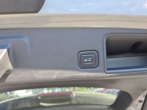 Used 2023 GMC Terrain SLE w/ Driver Convenience Package AWD/4WD image 6