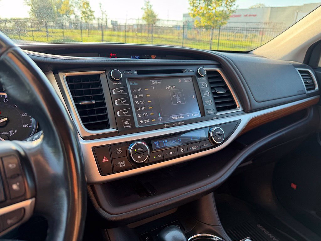 Used 2018 Toyota Highlander Limited AWD/4WD image 17