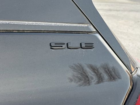 Used 2022 GMC Terrain SLE w/ Driver Convenience Package image 3