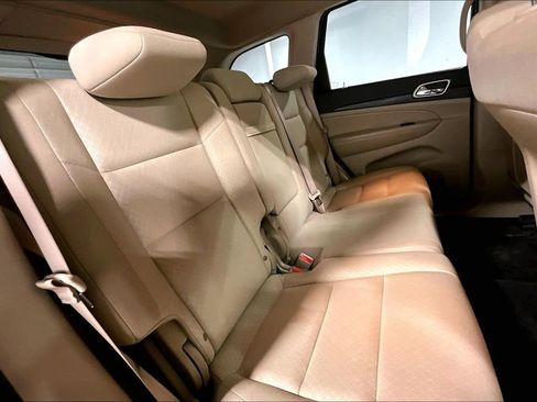Used 2019 Jeep Grand Cherokee Laredo AWD/4WD image 33