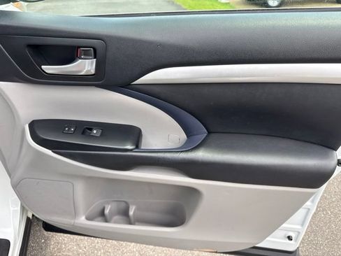 Used 2019 Toyota Highlander XLE AWD/4WD image 33