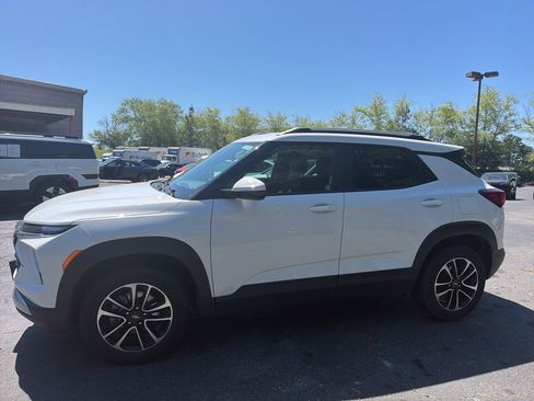 Used 2025 Chevrolet TrailBlazer LT AWD/4WD image 2
