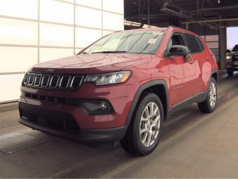 Used 2024 Jeep Compass Latitude w/ Sun and Sound Group AWD/4WD image 2