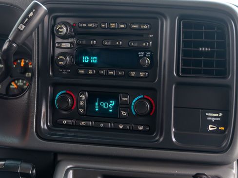 Used 2005 GMC Sierra 2500 SLT w/ Heavy-Duty Power Package image 37