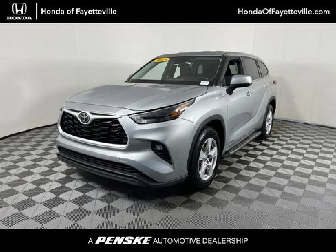 Used 2022 Toyota Highlander LE FWD image 1