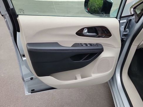 Used 2023 Chrysler Pacifica Limited FWD image 11