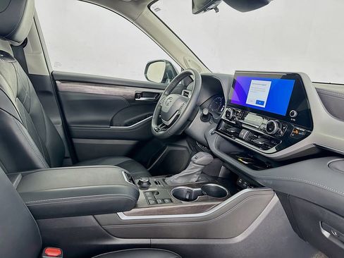 Used 2023 Toyota Highlander Platinum image 34