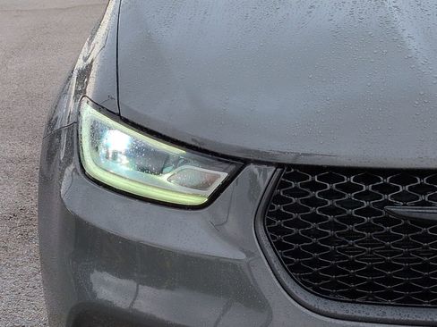 Used 2023 Chrysler Pacifica Limited w/ Uconnect Theater Family Group image 9