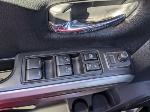 Used 2022 Nissan Titan SV w/ SV Convenience Package image 18