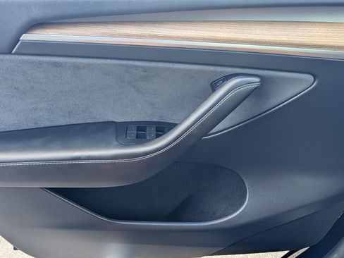 Used 2024 Tesla Model Y 2WD image 32