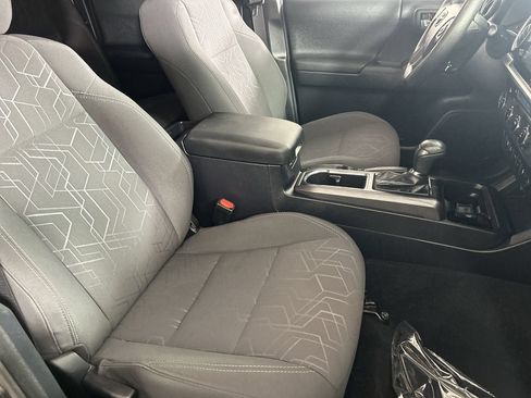 Used 2017 Toyota Tacoma TRD Off-Road w/ Premium & Technology Package AWD/4WD image 27