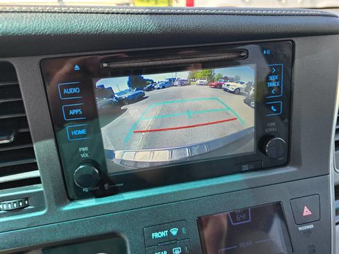 Used 2015 Toyota Sienna XLE w/ XLE Navigation Package image 21