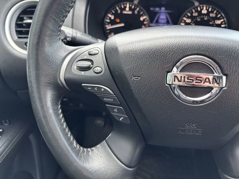Used 2018 Nissan Pathfinder Platinum AWD/4WD image 16