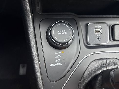 Used 2021 Jeep Cherokee Latitude Lux 80th Anniv w/ Quick Order Package 26U 80TH image 27