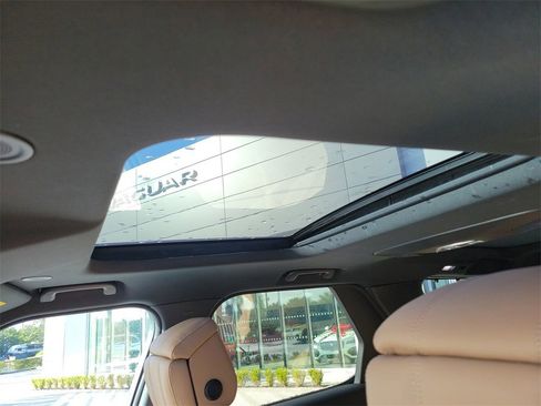 New 2025 Land Rover Discovery Dynamic SE image 28