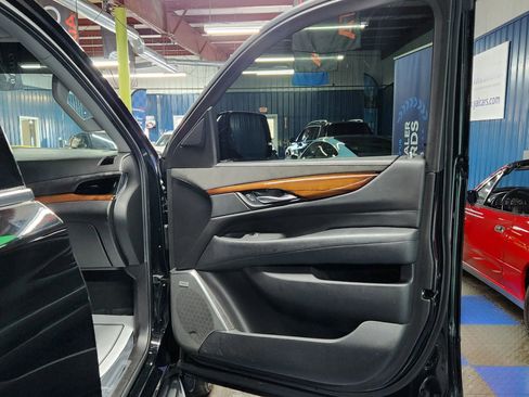 Used 2017 Cadillac Escalade Luxury image 11