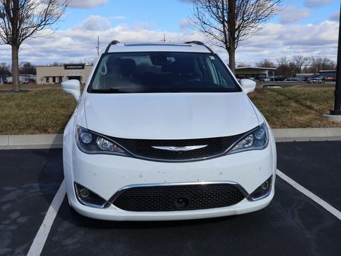 Used 2018 Chrysler Pacifica Touring-L Plus w/ Advanced Safetytec Group image 3