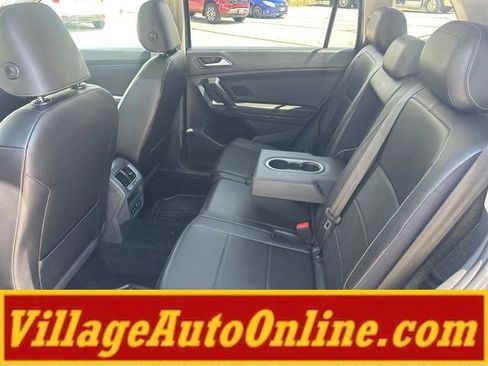 Used 2018 Volkswagen Tiguan SEL AWD/4WD image 34