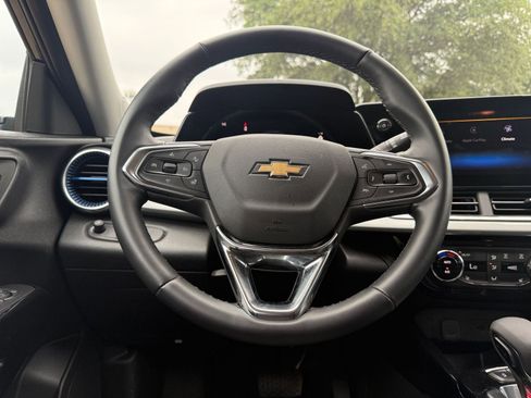 Used 2025 Chevrolet Trax LT w/ LT Convenience Package FWD image 28