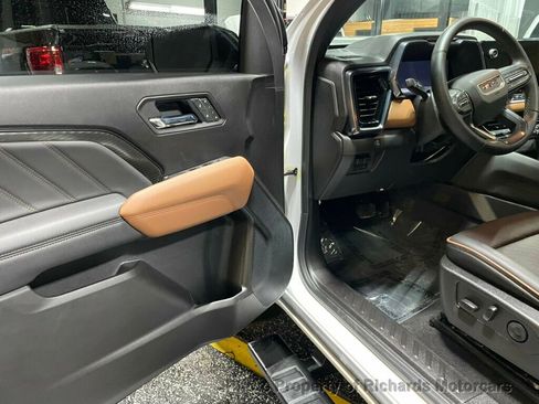 Used 2025 GMC Canyon AT4 w/ Technology Plus Package AWD/4WD image 9