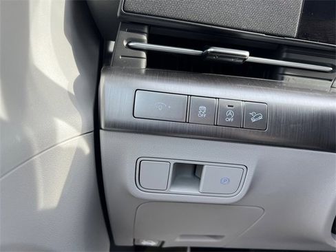 Used 2025 Hyundai Kona SE image 29