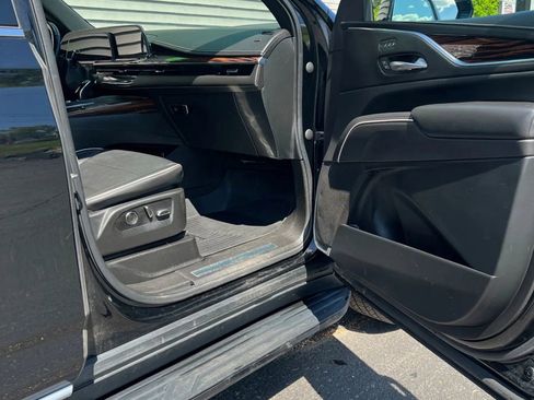 Used 2021 Cadillac Escalade Premium Luxury image 12