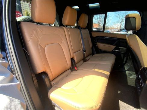 Used 2025 Land Rover Defender 110 X-Dynamic SE AWD/4WD image 19