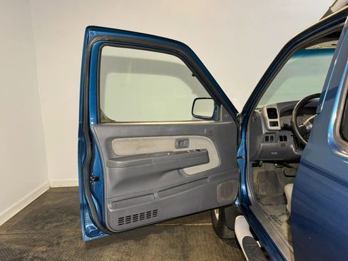 Used 2001 Nissan Frontier SE AWD/4WD image 7