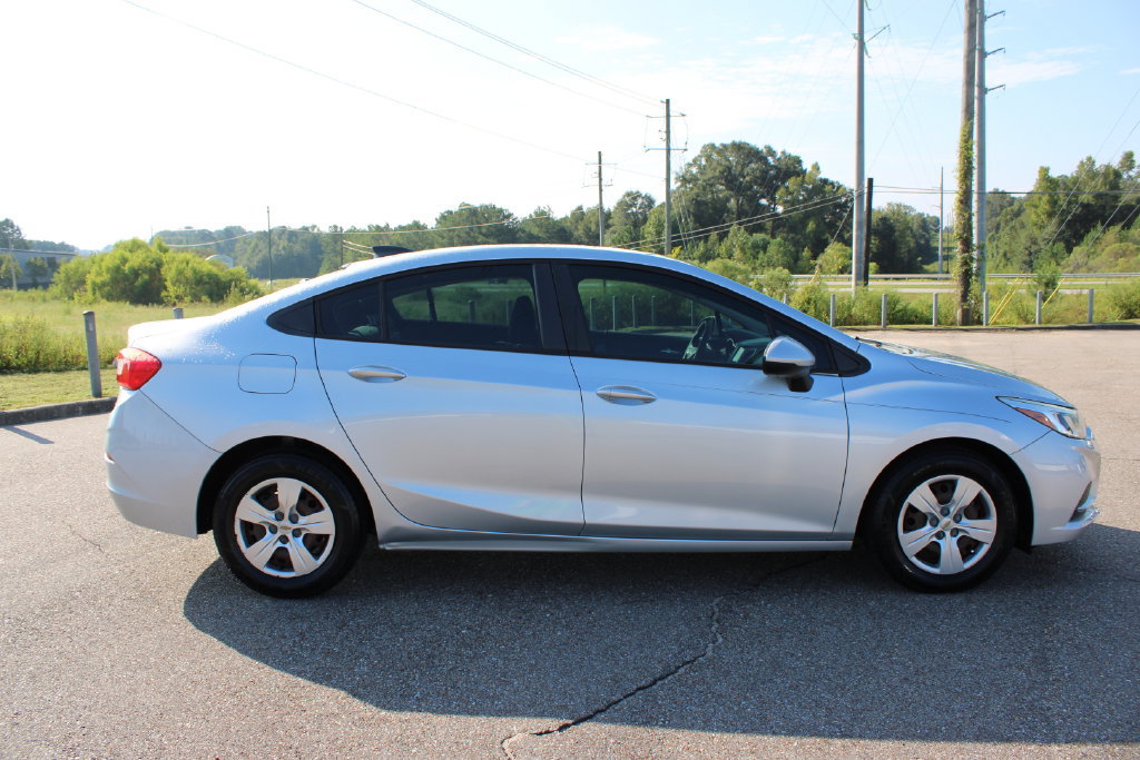 Used 2017 Chevrolet Cruze LS FWD image 5