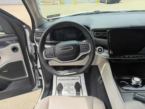 Used 2024 Jeep Wagoneer L Series II w/ Flexible Seating Group AWD/4WD image 14