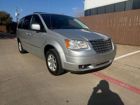 Used 2010 Chrysler Town & Country Touring Plus image 10