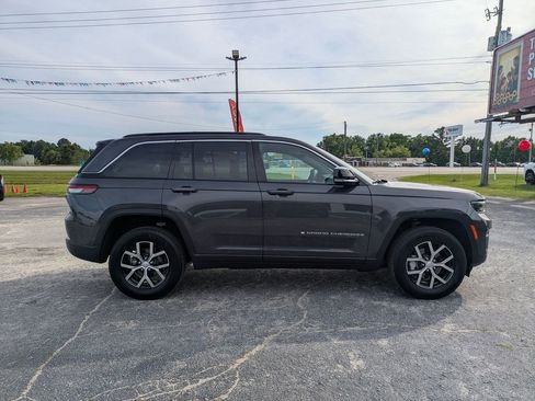 Used 2025 Jeep Grand Cherokee Limited RWD image 2