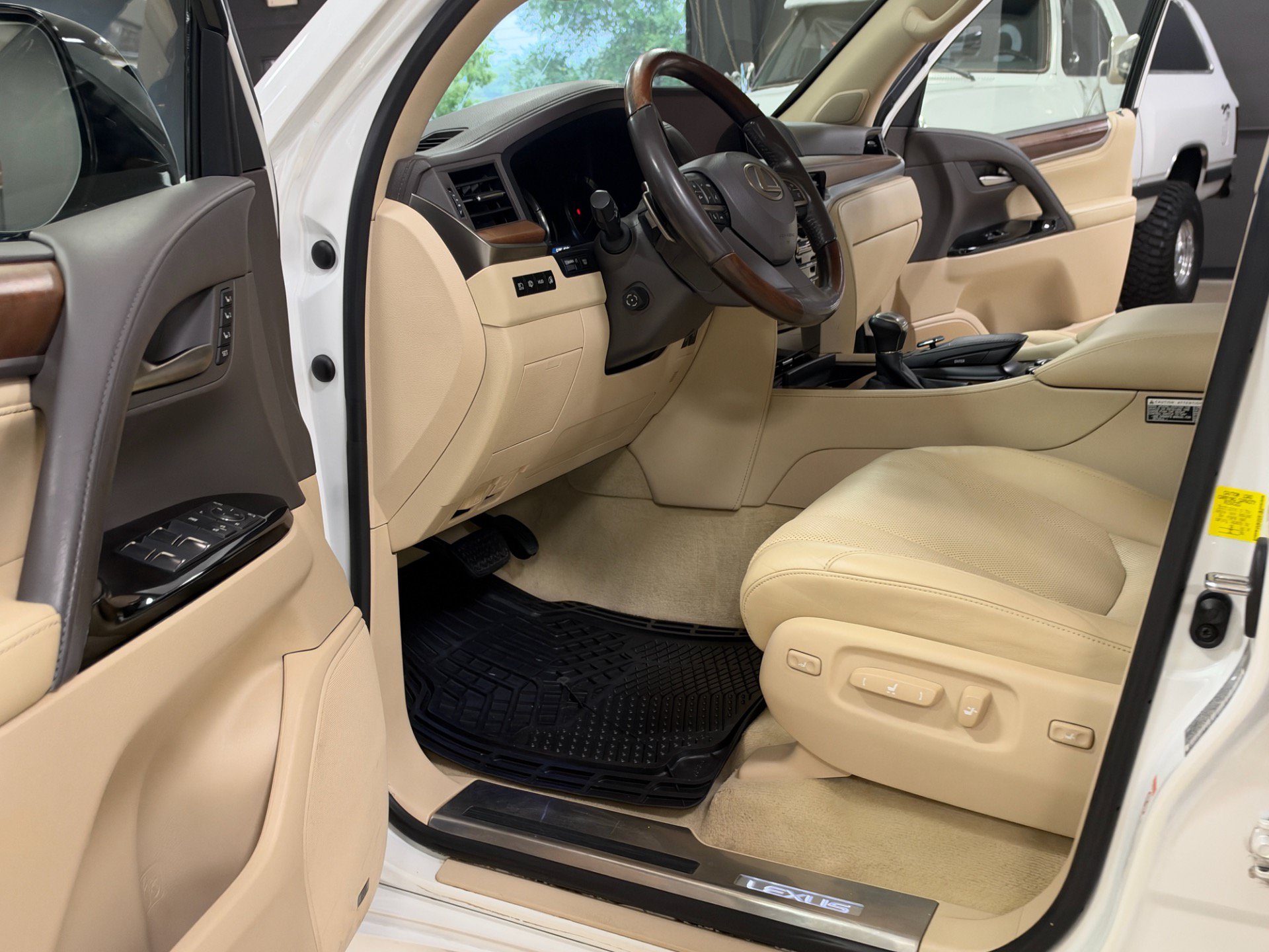 Used 2018 Lexus LX 570 4WD w/ Luxury Package image 22