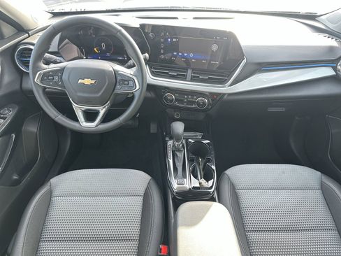 Used 2025 Chevrolet Trax LT w/ LT Convenience Package FWD image 18