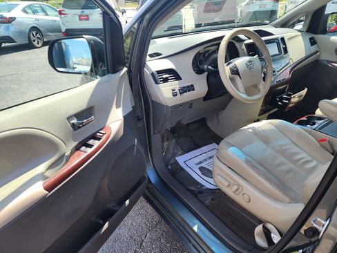 Used 2014 Toyota Sienna XLE w/ Entertainment Package FWD image 17