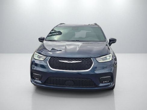 Used 2025 Chrysler Pacifica Limited FWD image 2