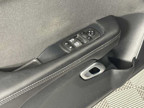 Used 2015 Dodge Challenger SXT RWD image 10