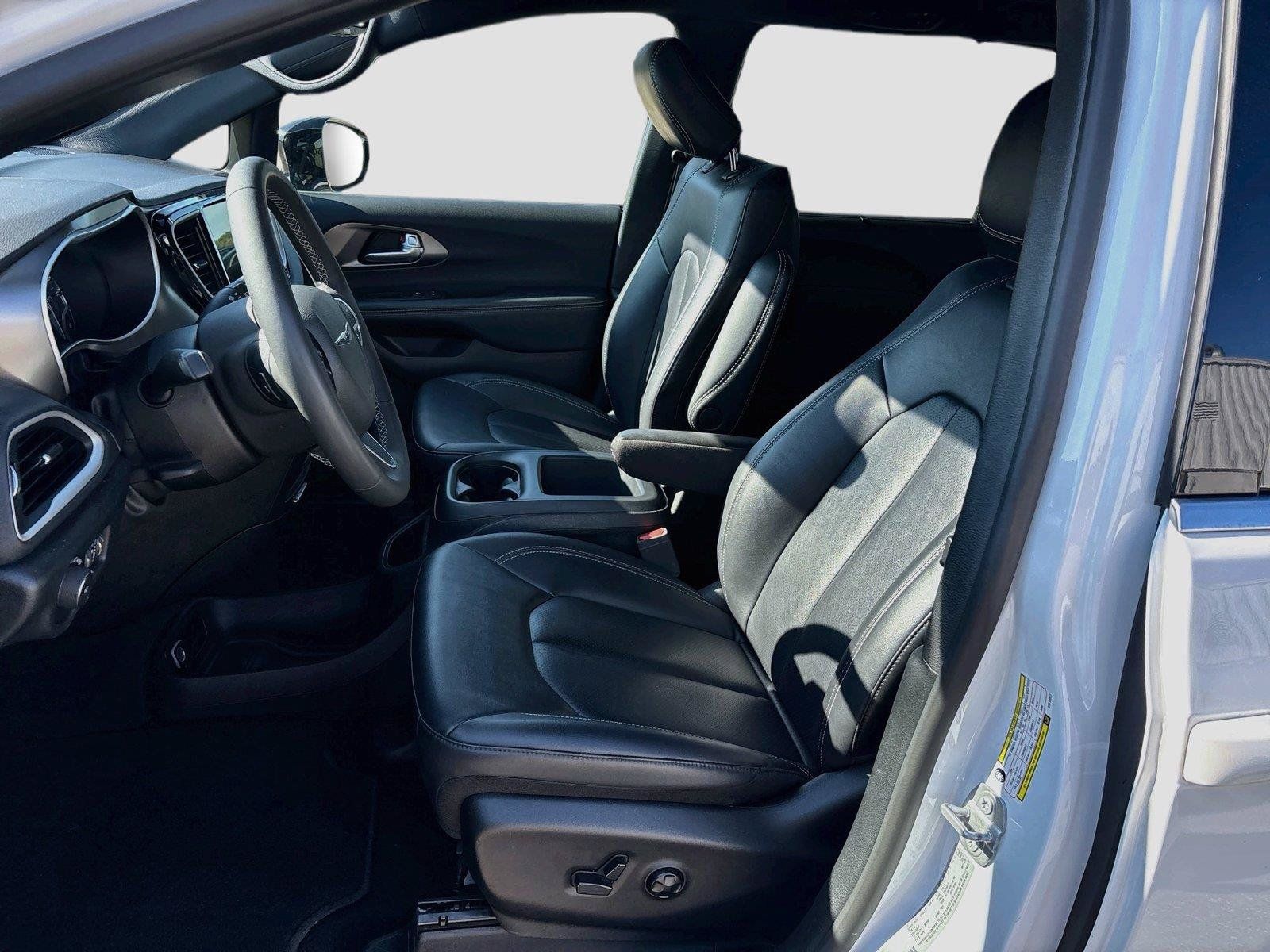 Certified 2025 Chrysler Pacifica Select FWD image 5