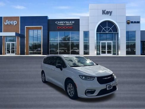 Used 2024 Chrysler Pacifica Touring-L FWD image 8