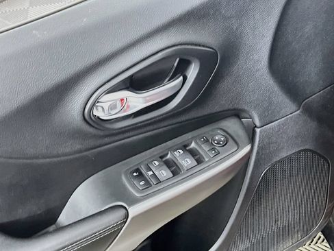 Used 2021 Jeep Cherokee Latitude FWD image 18