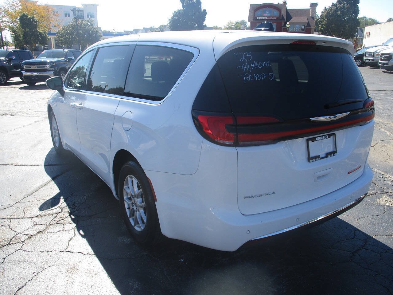 Used 2023 Chrysler Pacifica Touring-L FWD image 7