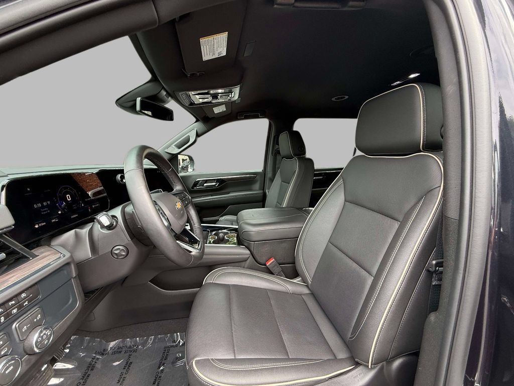 Used 2026 Chevrolet Suburban Premier AWD/4WD image 2